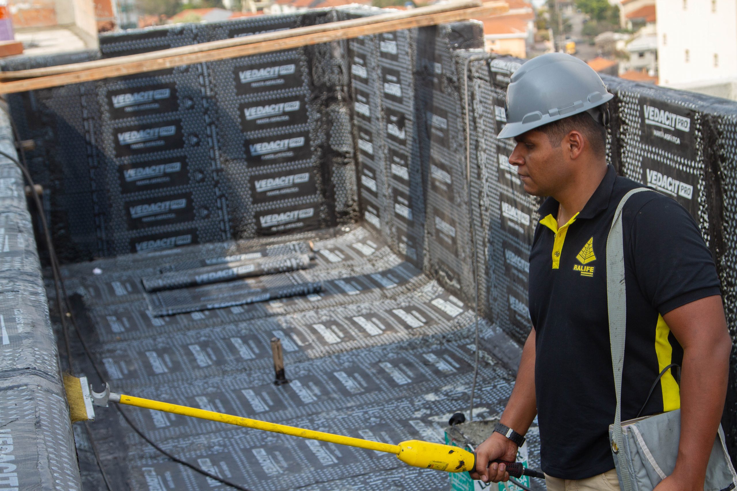 O teste eletrônico imperdetector consegue inspecionar diferentes sistemas de impermeabilização de cobertura em apenas 40 minutos. Ao invés de paralisar a obra por 3 dias, em poucos minutos é possível concluir o teste e dar seguimento à obra sem perdas na produtividade.