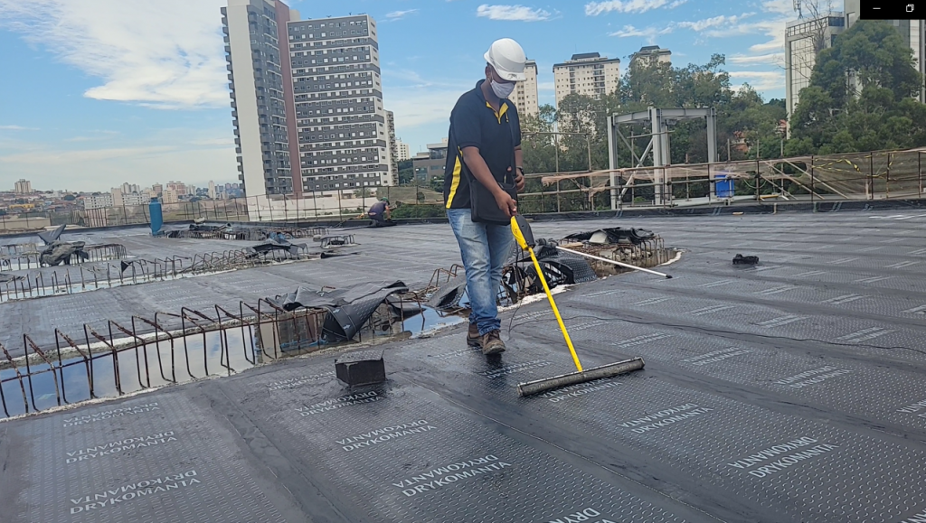 O teste eletrostático em manta asfáltica é um método eficaz que vem sendo muito aplicado em canteiros de obras.