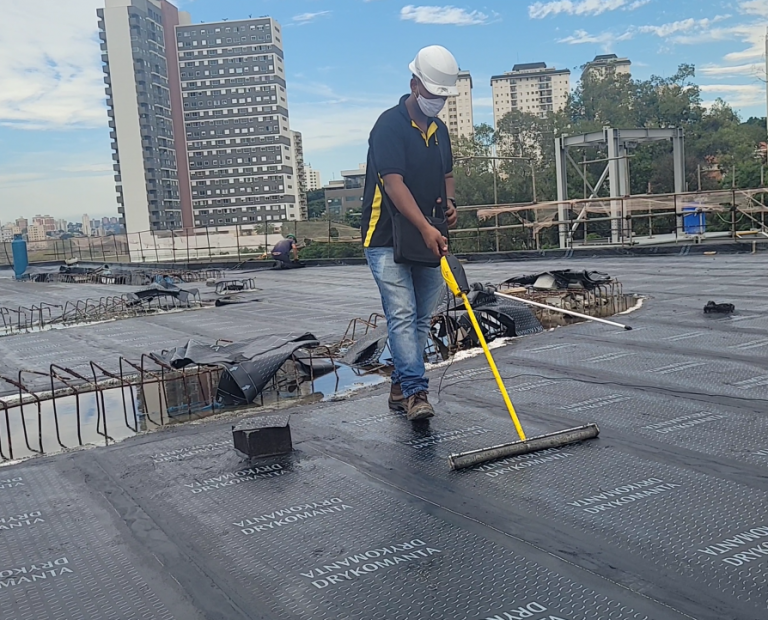 O teste eletrostático em manta asfáltica é um método eficaz que vem sendo muito aplicado em canteiros de obras.