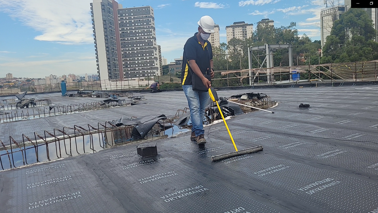 O teste eletrostático em manta asfáltica é um método eficaz que vem sendo muito aplicado em canteiros de obras.