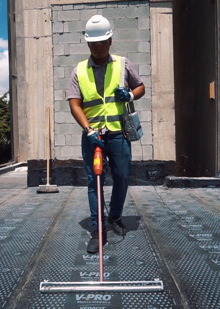 Profissional realizando o teste de impermeabilização em obra e construções civil