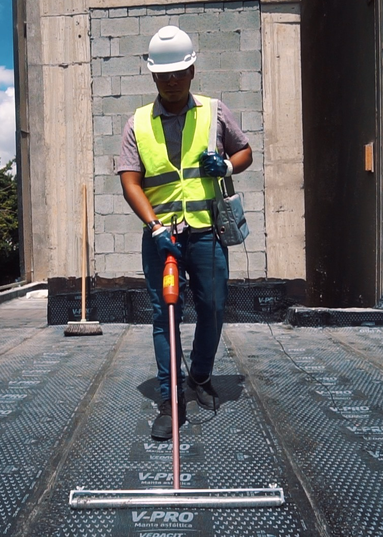 Profissional realizando o teste de impermeabilização em obra e construções civil