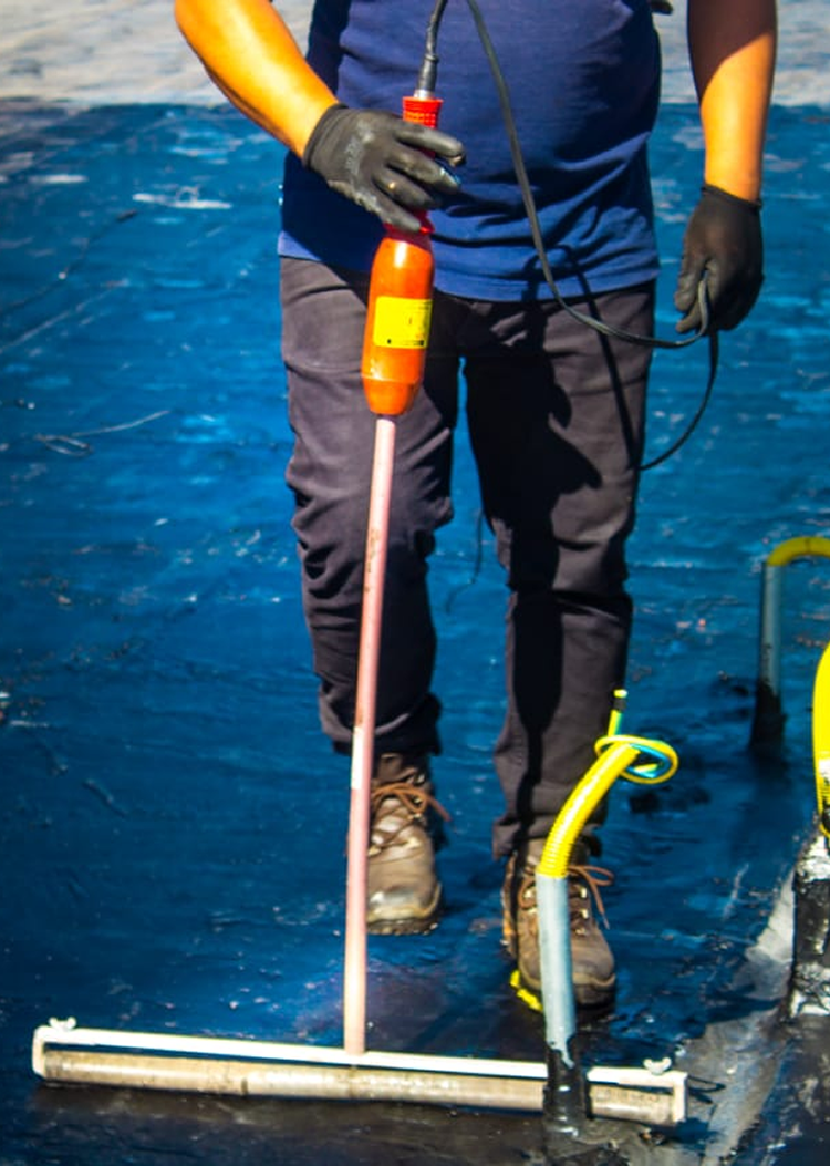 Profissional realizando o teste de impermeabilização em obra e construções