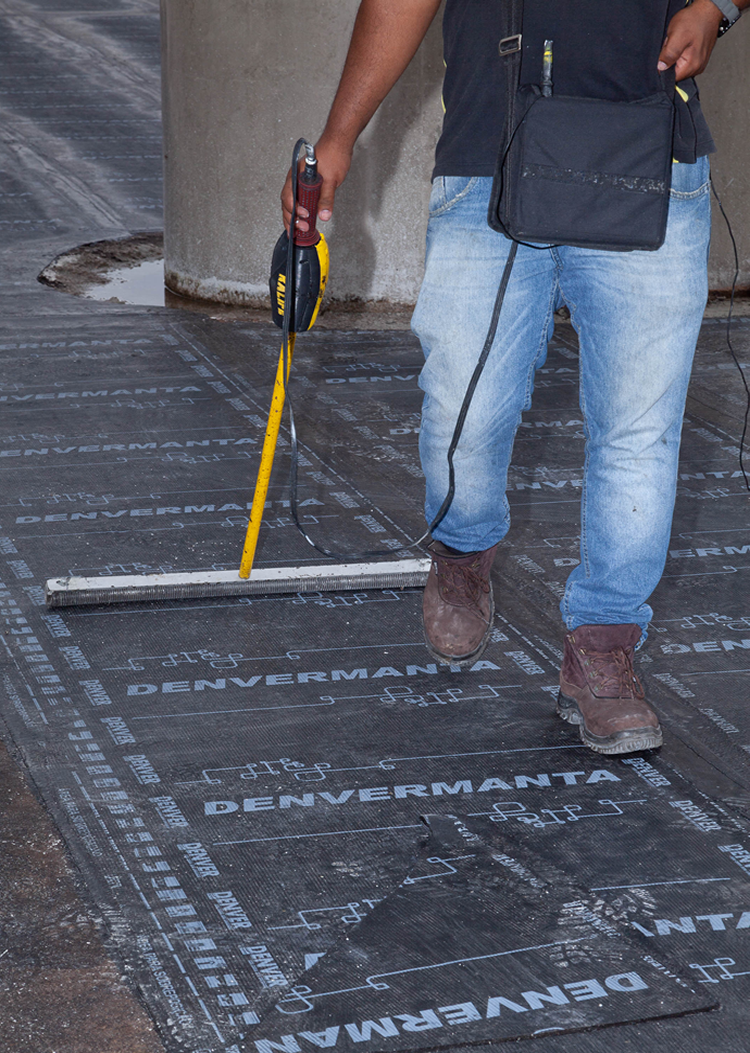 Profissional realizando o teste de impermeabilização em obra